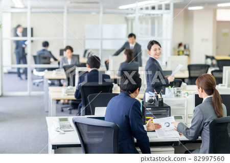 People working in the office 82997560