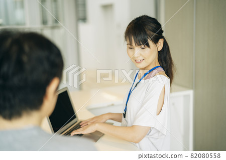 Woman (laptop) at the gym reception 82080558