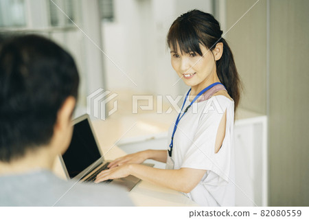 Woman (laptop) at the gym reception 82080559