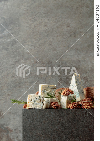 Blue cheese with walnuts, bread, and rosemary. 84087163