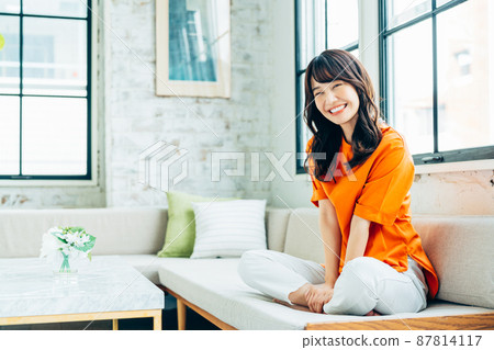 Young woman relaxing in the living room 87814117