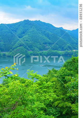 Kusaki Dam Quiet Kusagi Lake Lakeside scenery Early summer season 88931236