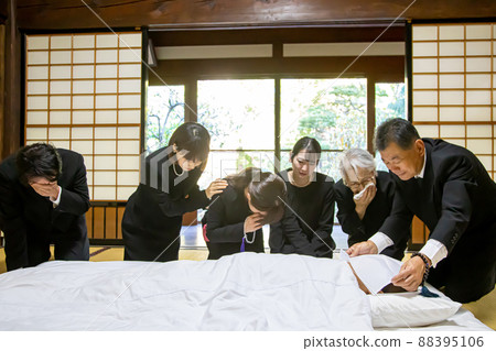 Relatives crying at the wake of the funeral 88395106