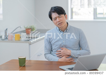 Middle-aged man complaining of abdominal pain 89399437