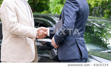 Car purchase assessment handshake 91635154