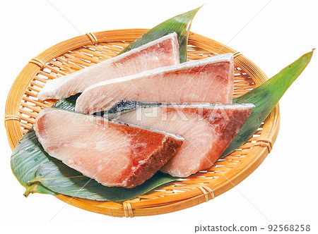 4 slices of yellowtail fillet in a colander 92568258