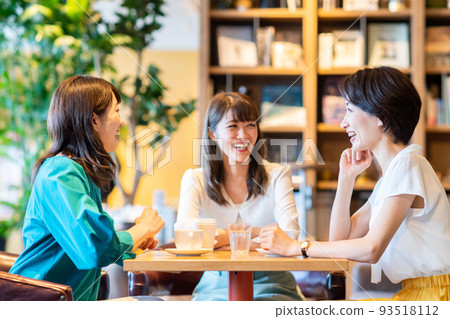 A middle-aged woman having a girls' party at a cafe 93518112