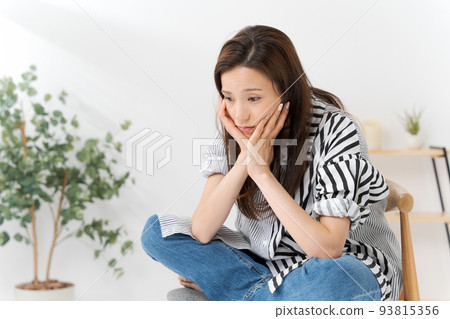 depressed woman 93815356