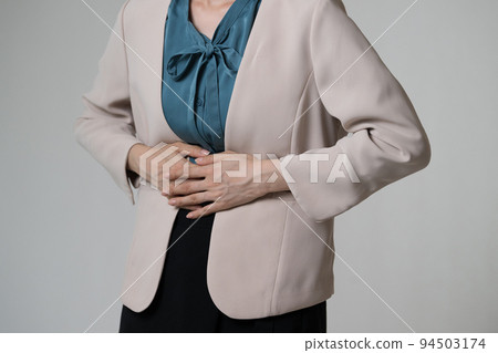 Business woman with poor physical condition and stomach ache 94503174