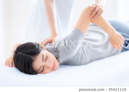 Female manipulative massage Osteopathic clinic Shiatsu 95421119