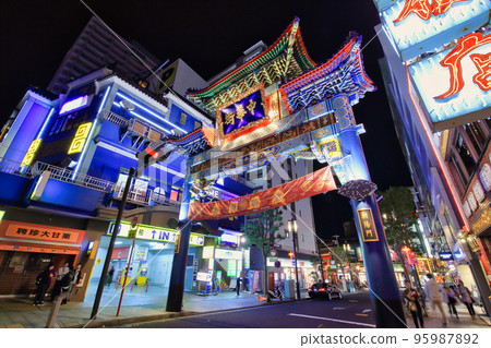 Yokohama Chinatown at night (Choyomon) 95987892