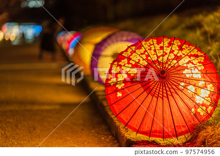 [Takamatsu City] Ritsurin Park Autumn Illumination Japanese Umbrella [Autumn Leaves] 97574956