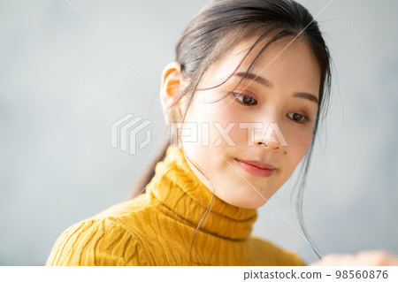 Young woman portrait　 98560876