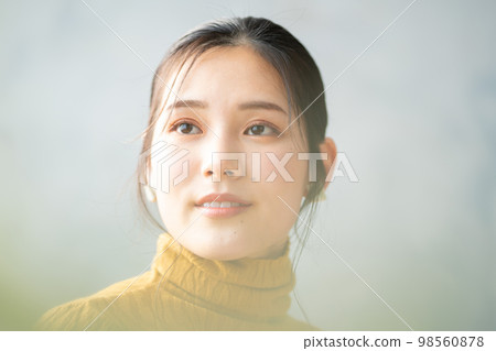 Young woman portrait　 98560878