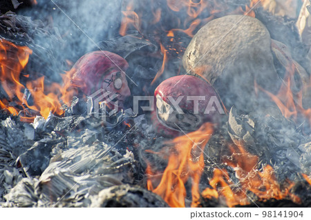 Dondo-yaki，新年的小型活動，其中新年裝飾品和達摩娃娃等幸運符被焚燒和熏制以送別神靈 98141904