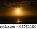 Sunrise rising from the horizon / Okinawa Prefecture 98261100