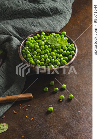 Green peas 99071644