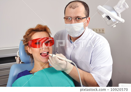 dentist cleans teeth 10920570