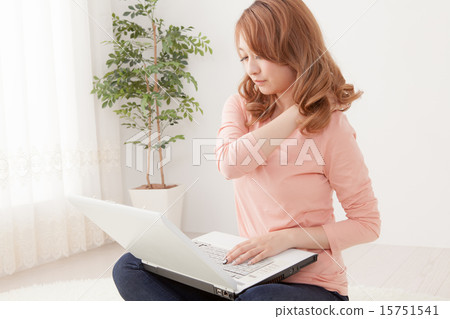 laptop, using laptop, still shoulders 15751541