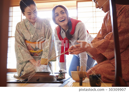 Foreign tourists visiting the tea ceremony 30309907