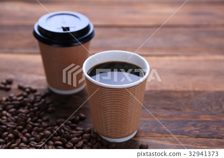 Hot coffee sprinkled in a paper cup 32941373