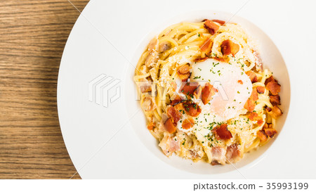 Spaghetti carbonara 35993199