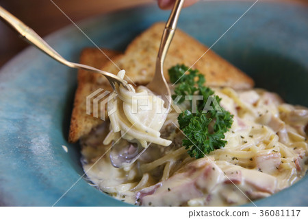 Spaghetti carbonara with ham in white sauce 36081117