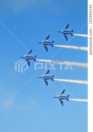 Forming flight of Blue Impulse 102493245