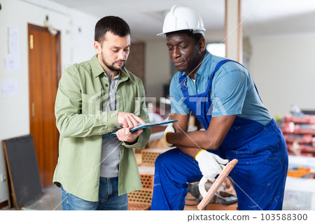 Builder having conversation with designer about documents 103588300