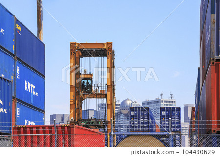 Shinagawa Container Wharf Strald Carrier at Shinagawa Higashi Container Yard 104430629