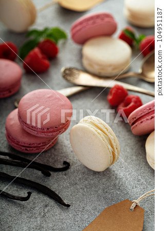 Vanilla and raspberry macarons 104951187