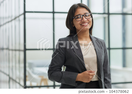 Young confident smiling business woman leader, successful entrepreneur 104378062