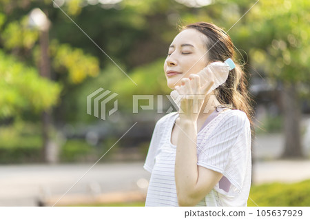 Woman holding a cold plastic bottle 105637929