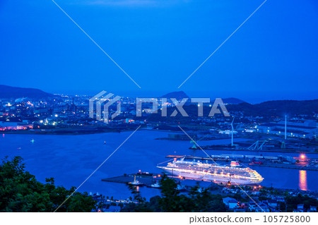 (Hokkaido) Asuka II anchored at Muroran Port Night view 105725800