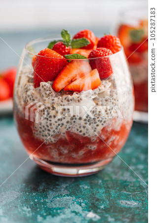 Strawberry Chia Pudding 105287183