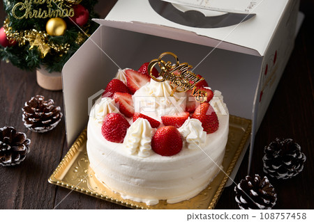 unboxing christmas cake 108757458