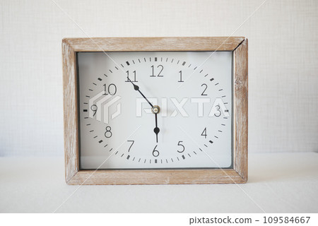 simple modern clock on table  109584667