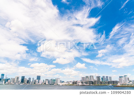 [Tokyo] Cityscape of Harumi Pier seen from Rainbow Bridge 109904280