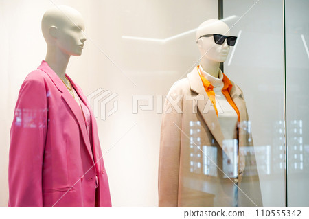 Female mannequins in women fashion store, Sale of clothes 110555342