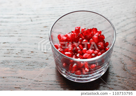 Pomegranate seeds in a glass bowl 110733795