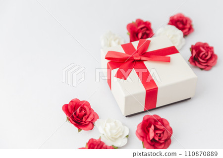 [Valentine's Day] Red ribbon gift box 110870889