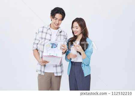 A man and a woman who talk with a file while preparing for a youth start up 112532210