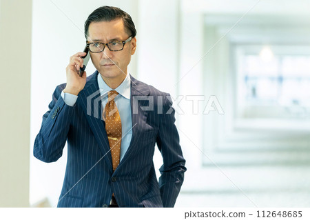 Senior male to talk on smartphone 112648685