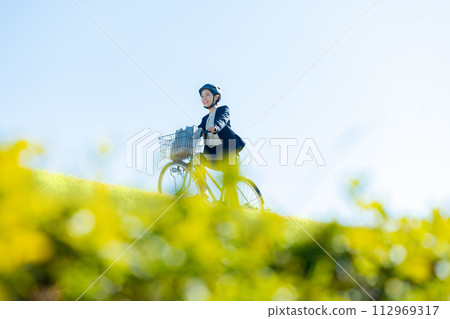 騎自行車上下班的中年婦女 112969317