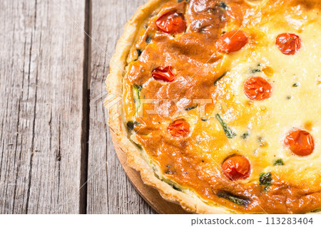 Spinach Quiche lorraine with tomatoes 113283404