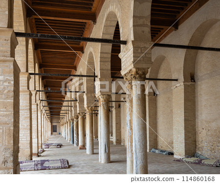 Riwaq with arches and columns around courtyard of Great Mosque of Kairouan 114860168