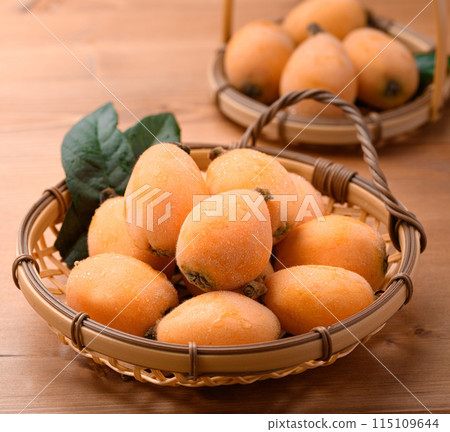 Taste of early summer: Loquat (Kagawa Prefecture) Daiyakuoju wood grain background 115109644