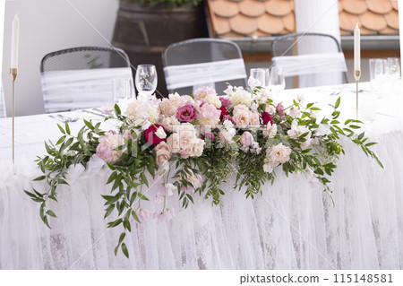 Wedding table with pink flowers 115148581