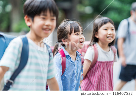 Elementary school students who go to school together. 116407582