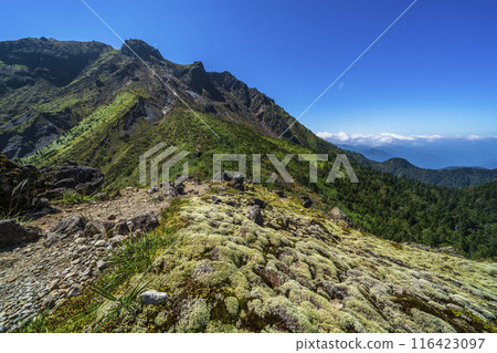 The mountain range seen from Nakao Pass on Mount Yakedake (Mount Io) [Kamikochi Route, Nagano Prefecture] 116423097